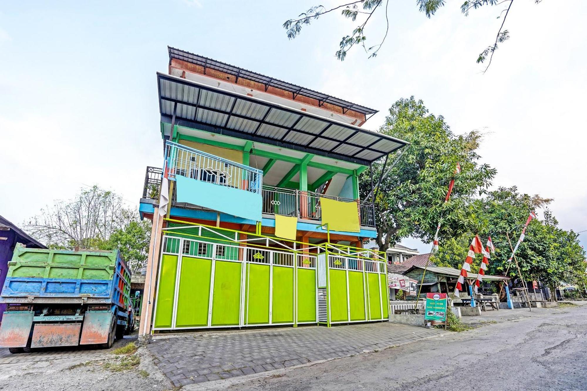 Hotel Oyo 91572 Kost Esklusif Barokah à Pasuruan Extérieur photo